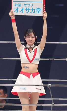 　リングを彩るＲＩＺＩＮガール（撮影・金田祐二）