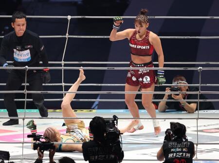 　１回、伊澤星花をダウンさせたＲＥＮＡ（撮影・金田祐二）