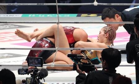 　２回、伊澤星花から首をきめられるＲＥＮＡ（撮影・金田祐二）