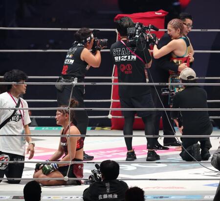 　防衛し喜ぶ伊澤星花（右）とがっくりのＲＥＮＡ（撮影・金田祐二）