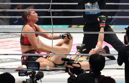 　２回、首をきめて勝利の伊澤星花（右）とがっくりのＲＥＮＡ（撮影・金田祐二）