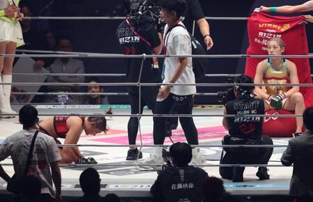 　伊澤星花（右）に敗れ会場に頭を下げるＲＥＮＡ（撮影・金田祐二）