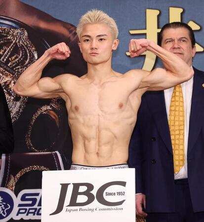 【写真】井岡戦のリングサイド　美女の隣で見つめる堤聖也　鼻骨骨折で顔面崩壊の痕は