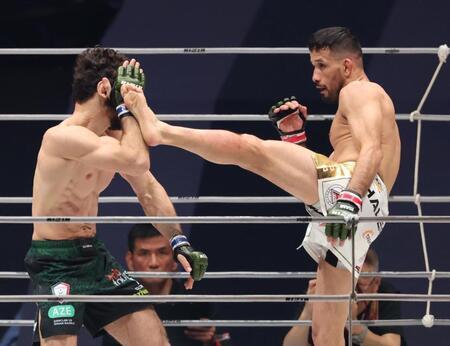 　２回、ヴガール・ケラモフをキックで攻めるクレベル・コイケ（撮影・金田祐二）