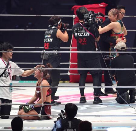 　伊澤星花（右）に敗れがっくりのＲＥＮＡ（撮影・金田祐二）