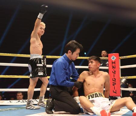 　２回、イバン・バルデラス（右）にＫＯ勝ちした吉良大弥（撮影・佐々木彰尚）