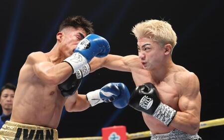 　２回、イバン・バルデラス（左）に右フックを放つ吉良大弥（撮影・佐々木彰尚）