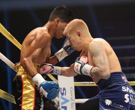 　１回、マイケル・オルドスゴイッティ（左）に右のボディーを浴びせる井岡一翔（撮影・佐々木彰尚）