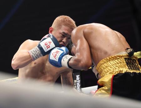 　４回、マイケル・オルドスゴイッティ（右）に左フックを浴びせる井岡一翔（撮影・佐々木彰尚）