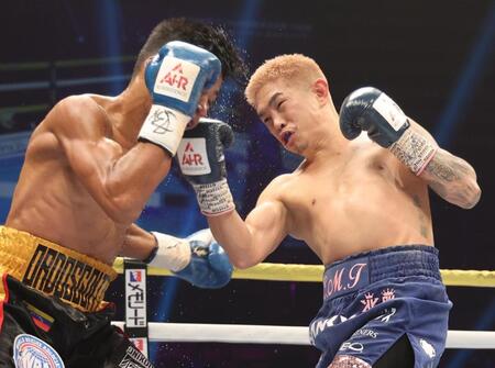 　３回、マイケル・オルドスゴイッティ（左）の顔面に右アッパーを炸裂させる井岡一翔（撮影・佐々木彰尚）