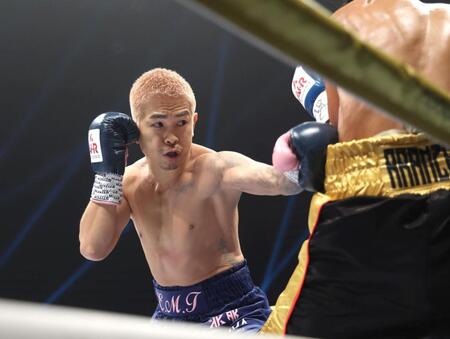 　１回、マイケル・オルドスゴイッティに左フックを浴びせる井岡一翔（撮影・佐々木彰尚）