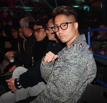 　リングサイドでポーズをとる井上拓真（撮影・佐々木彰尚）