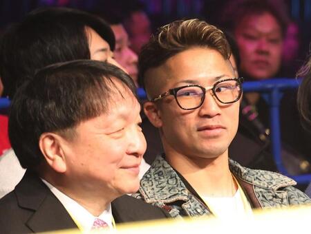 　大橋秀行会長（左）と並んで試合を見る井上拓真（撮影・佐々木彰尚）