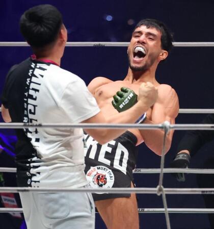 　ホベルト・サトシ・ソウザを倒し喜ぶイルホム・ノジモフ（撮影・金田祐二）