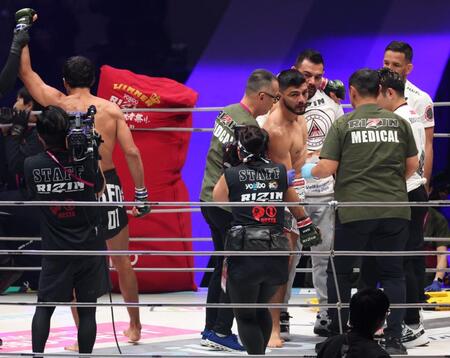 　イルホム・ノジモフ（左）に敗れ呆然のホベルト・サトシ・ソウザ（撮影・金田祐二）