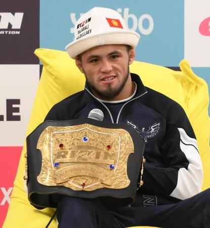 【写真】試合後の最強王者シェイドゥラエフ　朝倉未来に辛らつ「試合は簡単」「イマイチ」