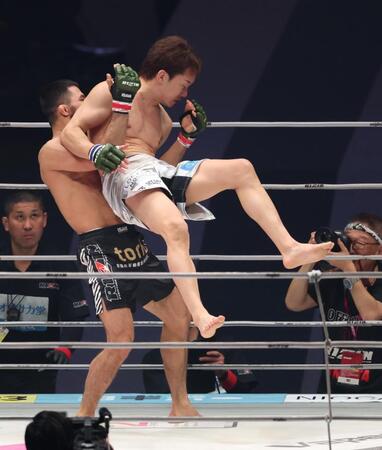 　ラジャブアリ・シェイドゥラエフのパワーに圧倒される朝倉未来（撮影・金田祐二）