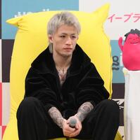 　試合後の会見に臨むジョリー（撮影・堀内翔）