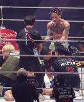 　倒した冨澤大智を挑発する篠塚辰樹（撮影・金田祐二）