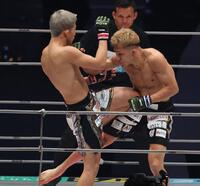 　１回、新居すぐるにヒザを入れる秋元強真（撮影・金田祐二）