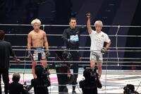 　判定でヒロヤ（左）を倒した神龍誠（撮影・金田祐二）