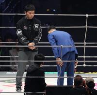 　試合中止を斎藤裕に謝罪するＹＡ－ＭＡＮ（撮影・金田祐二）