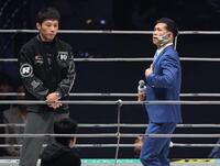 　斎藤裕に試合中止を謝罪するＹＡ－ＭＡＮ（撮影・金田祐二）