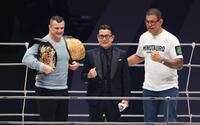 　リングであいさつする（左から）ミルコ・クロコップ、榊原信行ＣＥＯ、アントニオ・ホドリゴ・ノゲイラ（撮影・金田祐二）