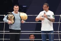 　リングであいさつするミルコ・クロコップ（左）とアントニオ・ホドリゴ・ノゲイラ（撮影・金田祐二）