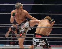 　２回、新居すぐるにキックを見舞う秋元強真（撮影・金田祐二）