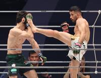 　２回、ヴガール・ケラモフをキックで攻めるクレベル・コイケ（撮影・金田祐二）