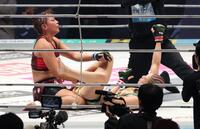 　２回、首をきめて勝利の伊澤星花（右）とがっくりのＲＥＮＡ（撮影・金田祐二）