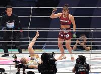 　１回、伊澤星花をダウンさせたＲＥＮＡ（撮影・金田祐二）