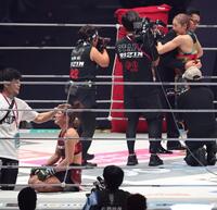 　伊澤星花（右）に敗れがっくりのＲＥＮＡ（撮影・金田祐二）