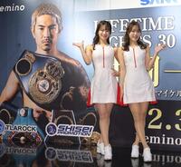 　ラウンドガールを務めるさかいゆりや（左）と前田星奈（撮影・西岡正）