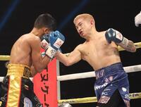 　３回、マイケル・オルドスゴイッティ（左）に右アッパーを放つ井岡一翔（撮影・佐々木彰尚）