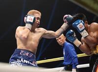 　４回、マイケル・オルドスゴイッティ（右）に左フックを浴びせる井岡一翔（撮影・佐々木彰尚）