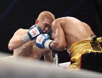 　４回、マイケル・オルドスゴイッティ（右）に左フックを浴びせる井岡一翔（撮影・佐々木彰尚）