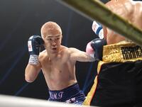 　１回、マイケル・オルドスゴイッティに左フックを浴びせる井岡一翔（撮影・佐々木彰尚）