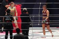 　試合後も交わることのなかった伊澤星花（左）とＲＥＮＡ（撮影・金田祐二）