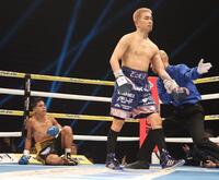 　２回、マイケル・オルドスゴイッティ（左）からダウンを奪った井岡一翔（撮影・佐々木彰尚）