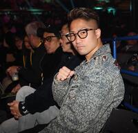 　リングサイドでポーズをとる井上拓真（撮影・佐々木彰尚）