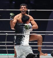 ホベルト・サトシ・ソウザを破り喜ぶイルホム・ノジモフ＝さいたまスーパーアリーナ（撮影・金田祐二）