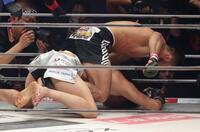 　ラジャブアリ・シェイドゥラエフに倒される朝倉未来（撮影・金田祐二）