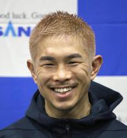 　笑顔を見せる井岡一翔（撮影・佐々木彰尚）