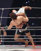 　朝倉未来を投げつけるラジャブアリ・シェイドゥラエフ（撮影・金田祐二）