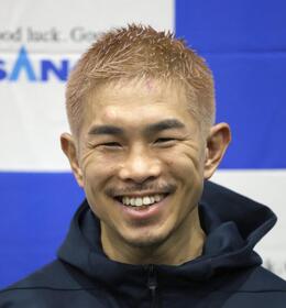 　笑顔を見せる井岡一翔（撮影・佐々木彰尚）