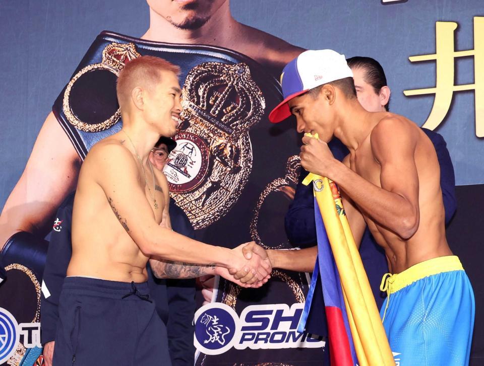 　オルドスゴイッティ（右）と握手をする井岡一翔（撮影・佐々木彰尚）