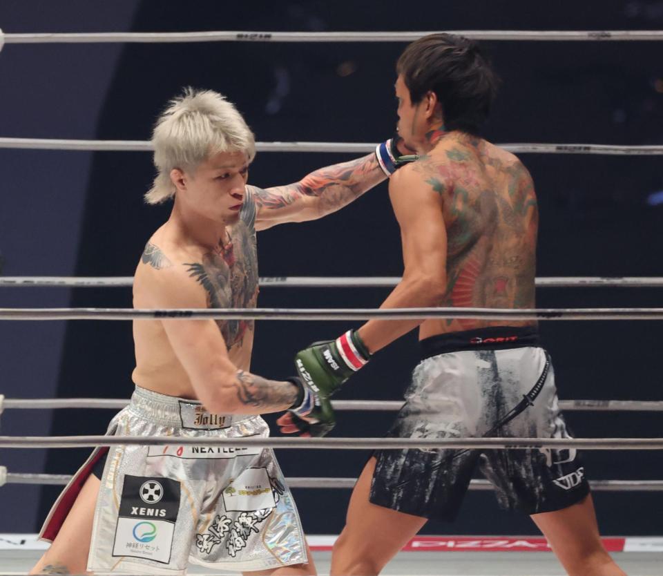 　芦澤竜誠に殴りかかるジョリー（撮影・金田祐二）