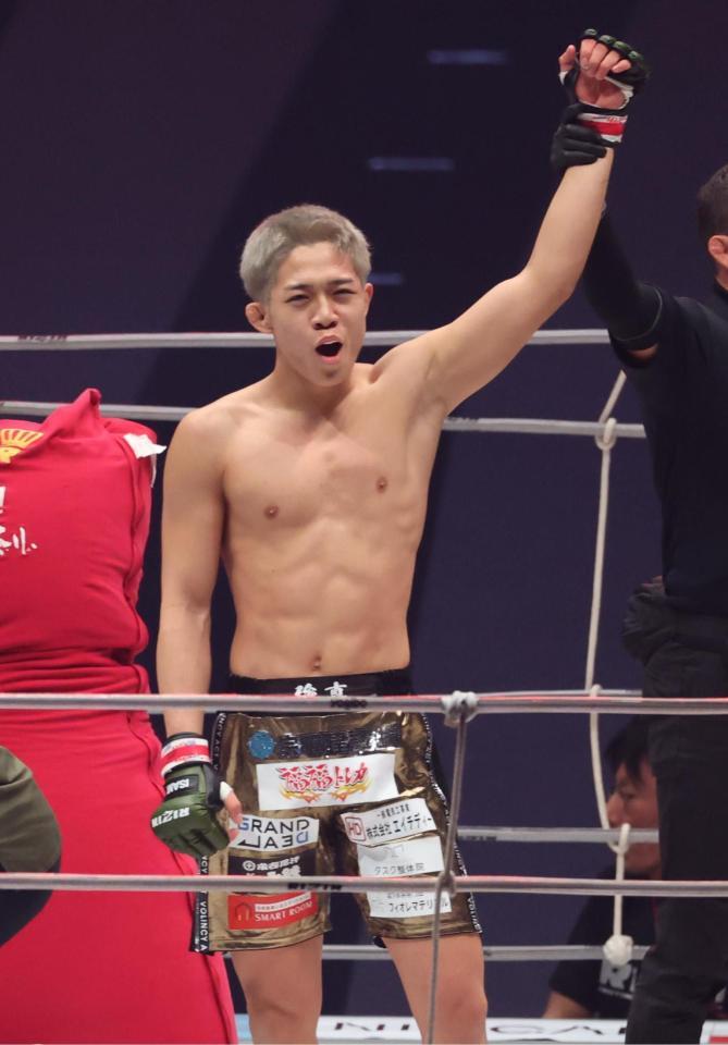 　勝利に笑顔の秋元強真（撮影・金田祐二）